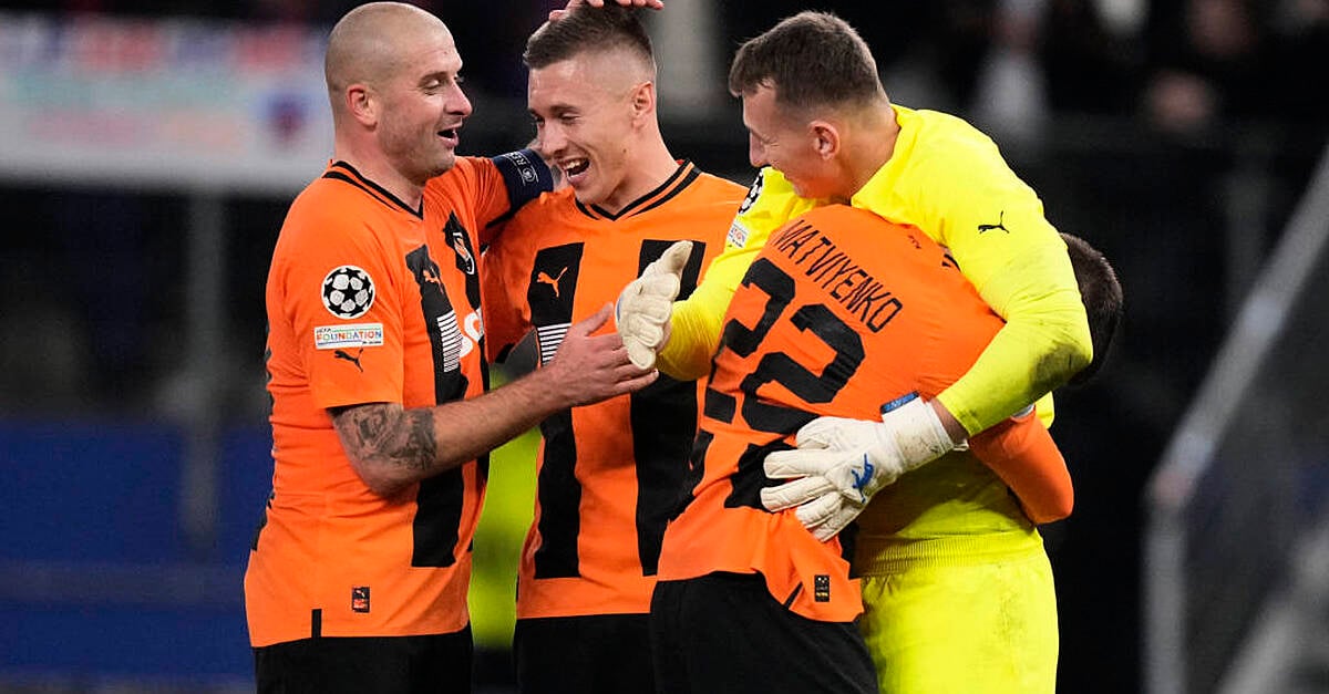 Team of Shakhtar Donetsk pose for a group photo during the UEFA ... Shakhtar Donetsk Lepas Bintang ke Serie A
